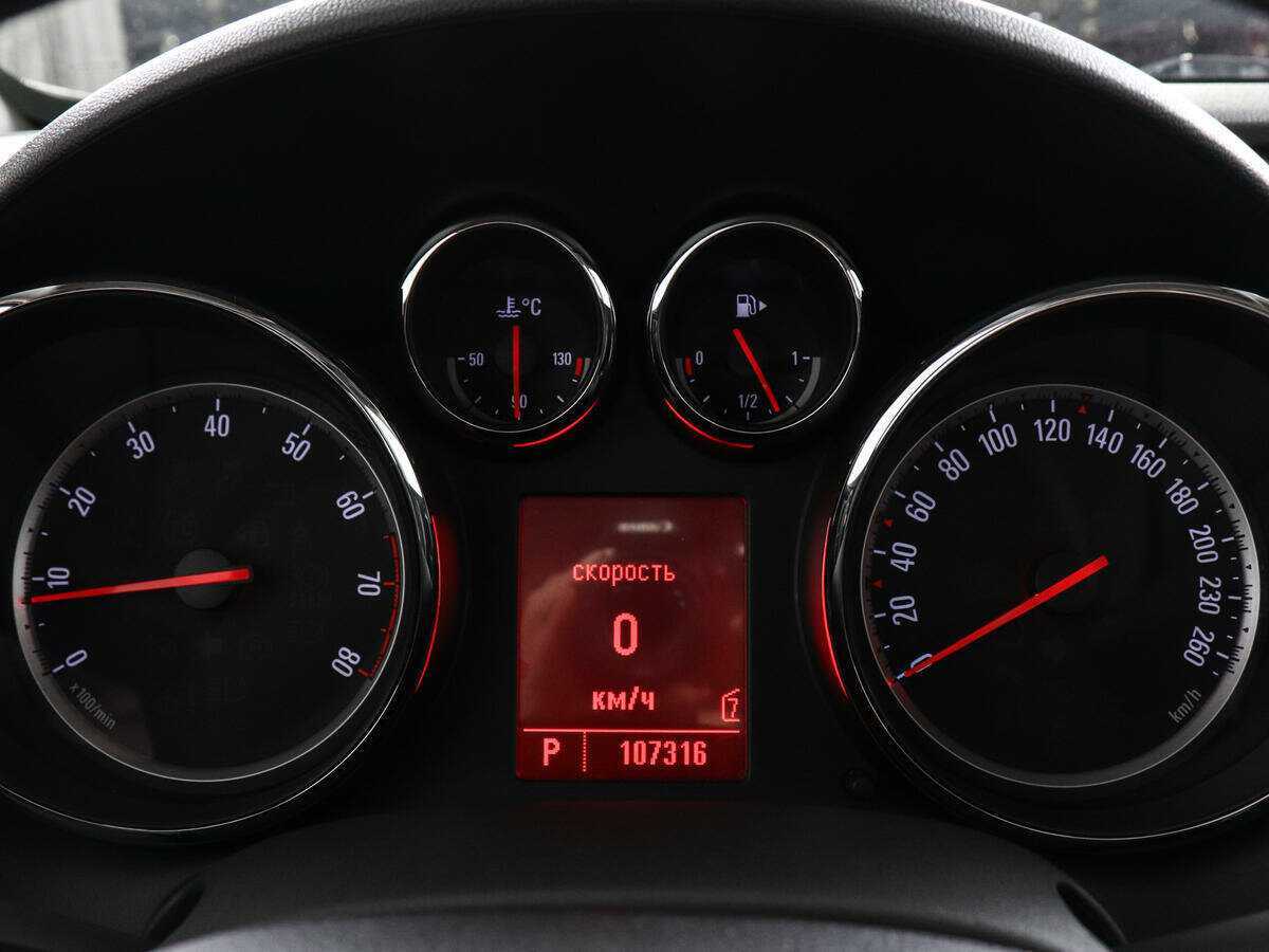 Opel Astra с пробегом — 2011 год. Фото: #10