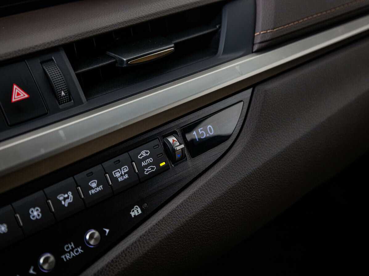 Lexus ES с пробегом — 2020 год. Фото: #19