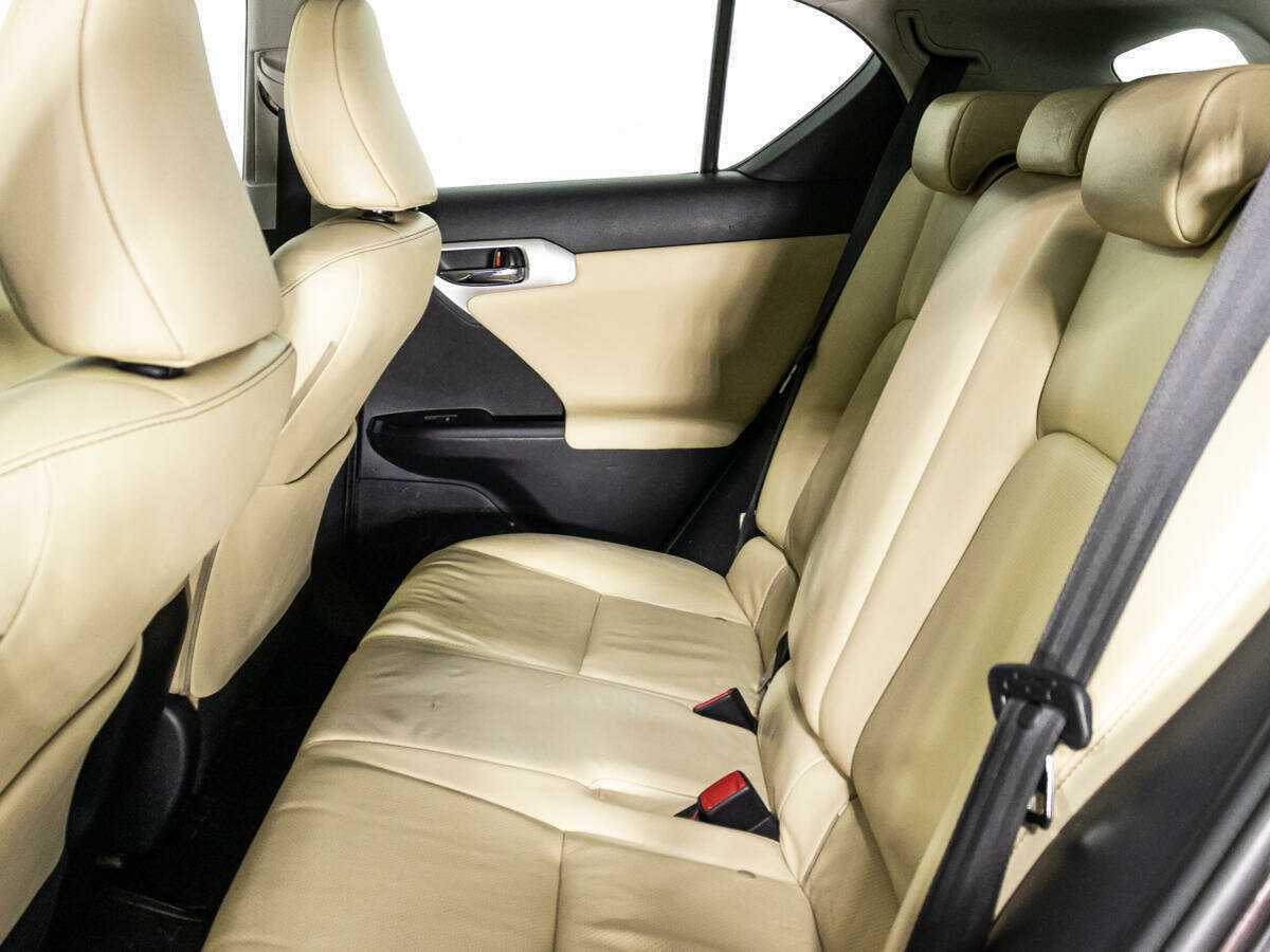 Lexus CT с пробегом — 2011 год. Фото: #9