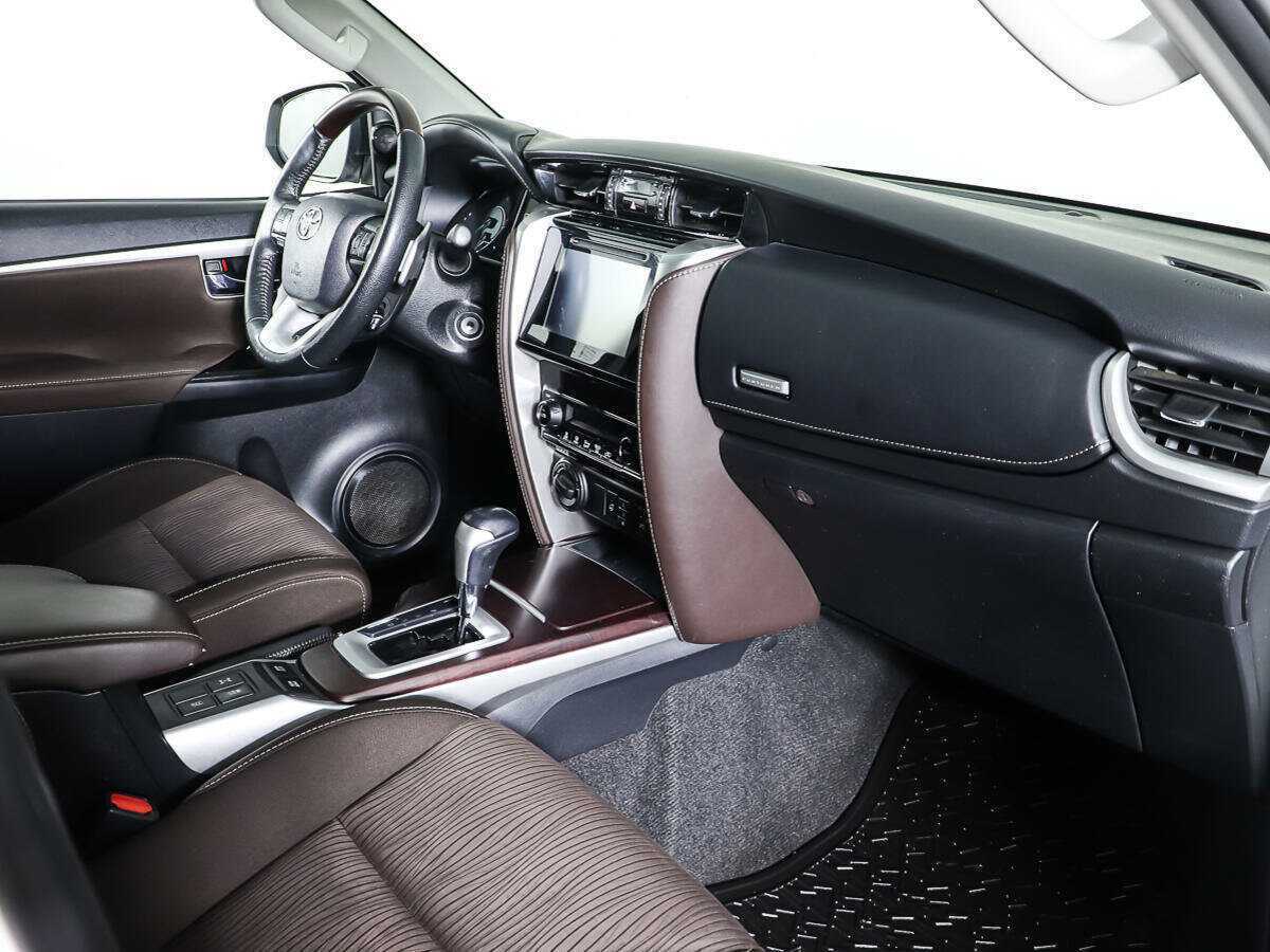 Toyota Fortuner с пробегом — 2017 год. Фото: #7