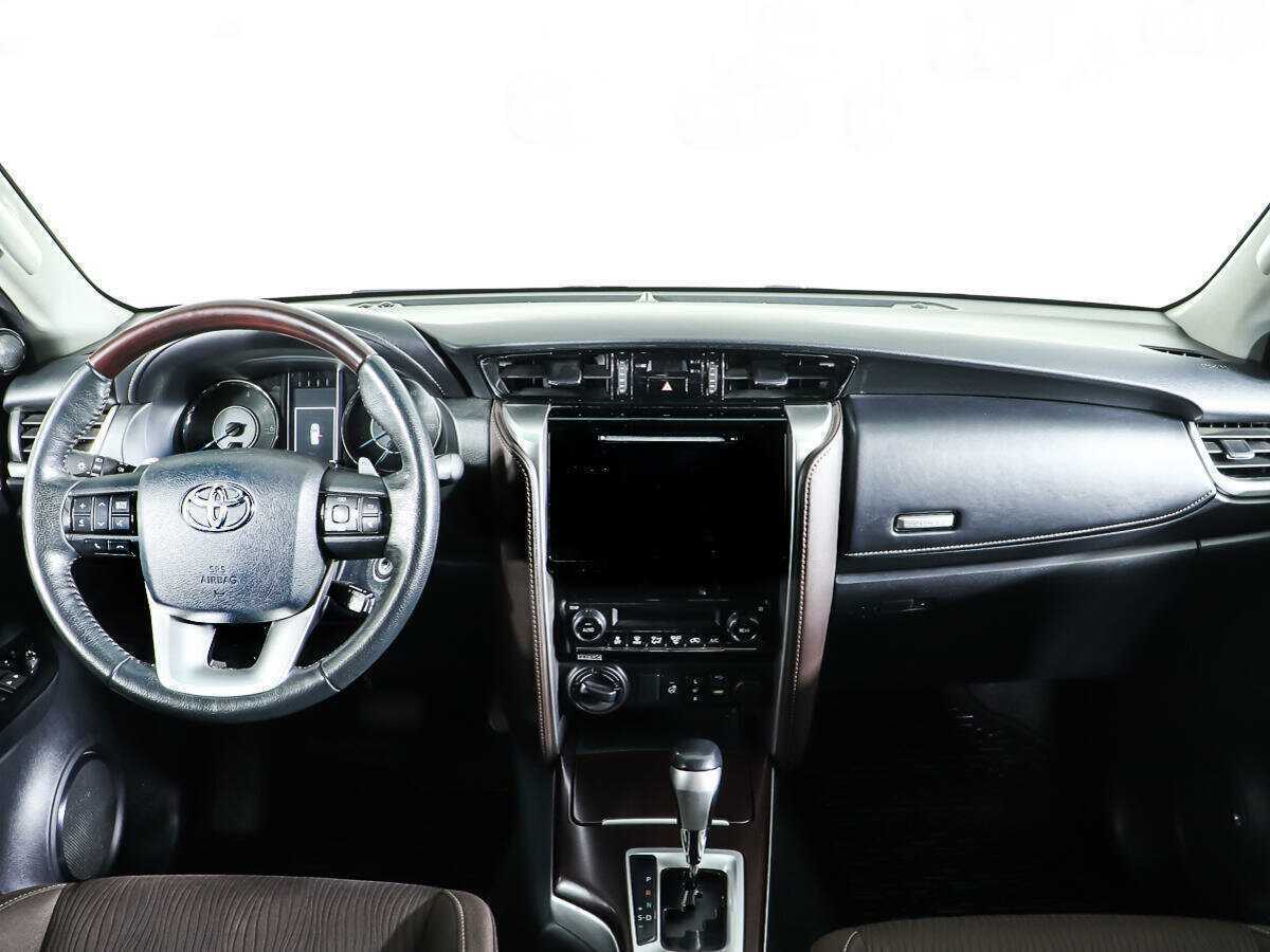 Toyota Fortuner с пробегом — 2017 год. Фото: #9