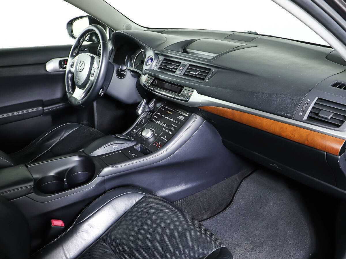 Lexus CT с пробегом — 2011 год. Фото: #7