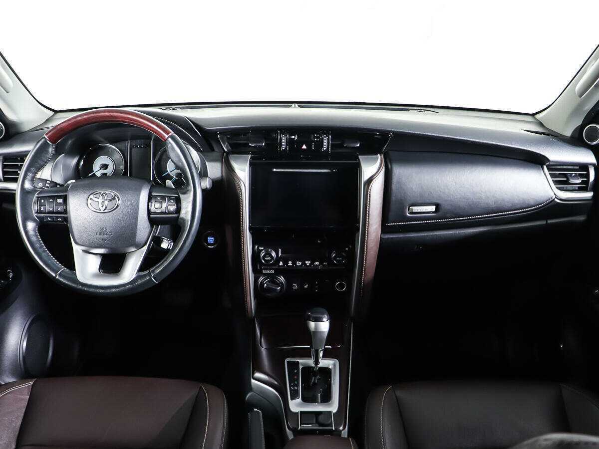 Toyota Fortuner с пробегом — 2017 год. Фото: #11