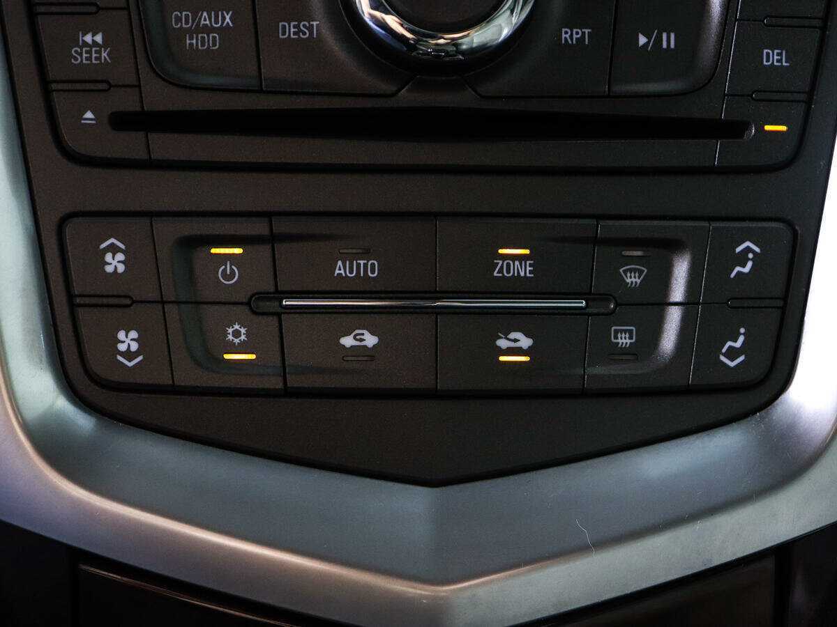 Cadillac SRX с пробегом — 2011 год. Фото: #12