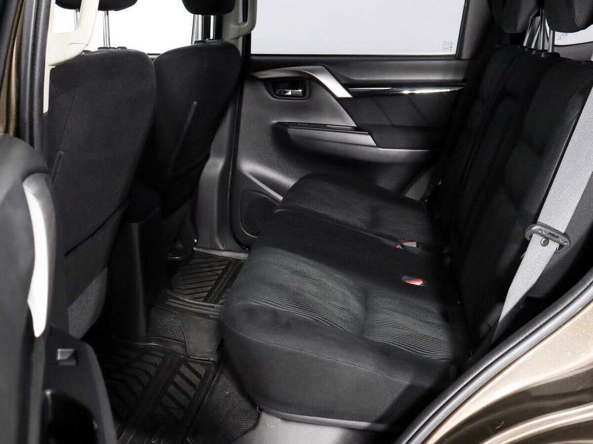 Mitsubishi Pajero Sport с пробегом — 2017 год. Фото: #11