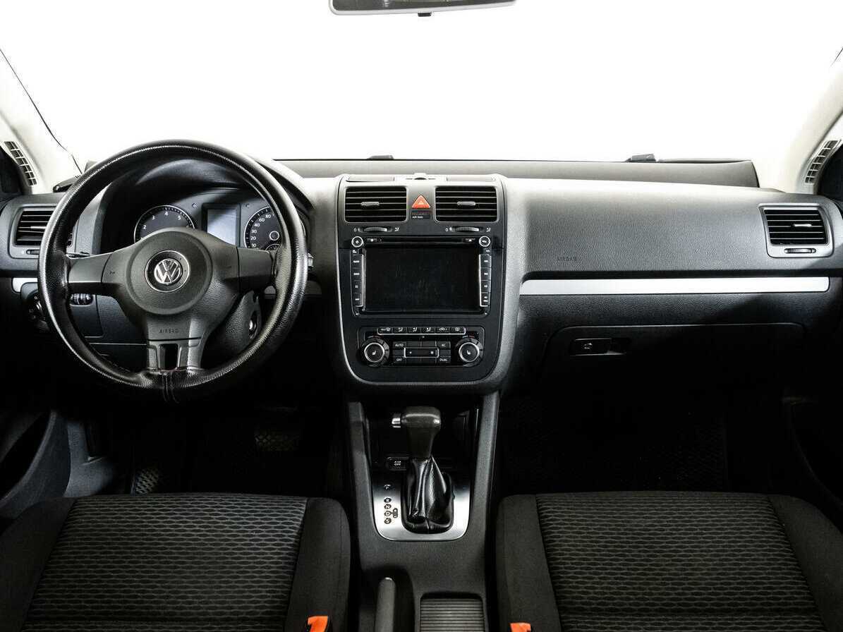 Volkswagen Jetta с пробегом — 2010 год. Фото: #7