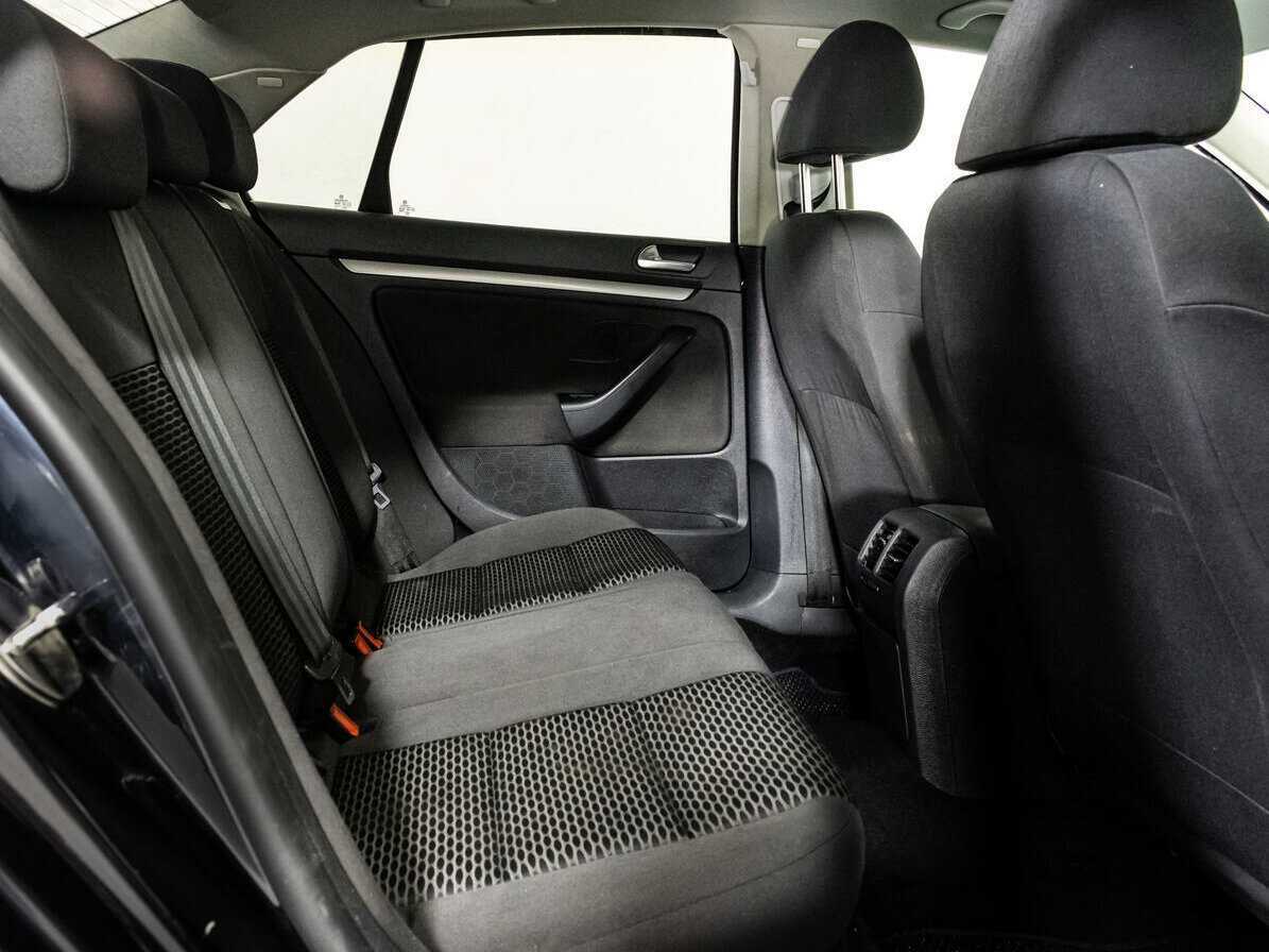 Volkswagen Jetta с пробегом — 2010 год. Фото: #10