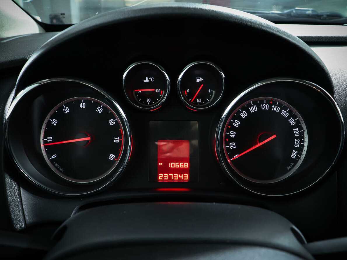 Opel Astra с пробегом — 2011 год. Фото: #13