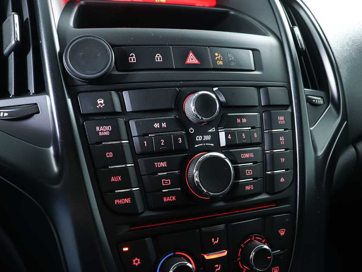 Opel Astra с пробегом — 2011 год. Фото: #16