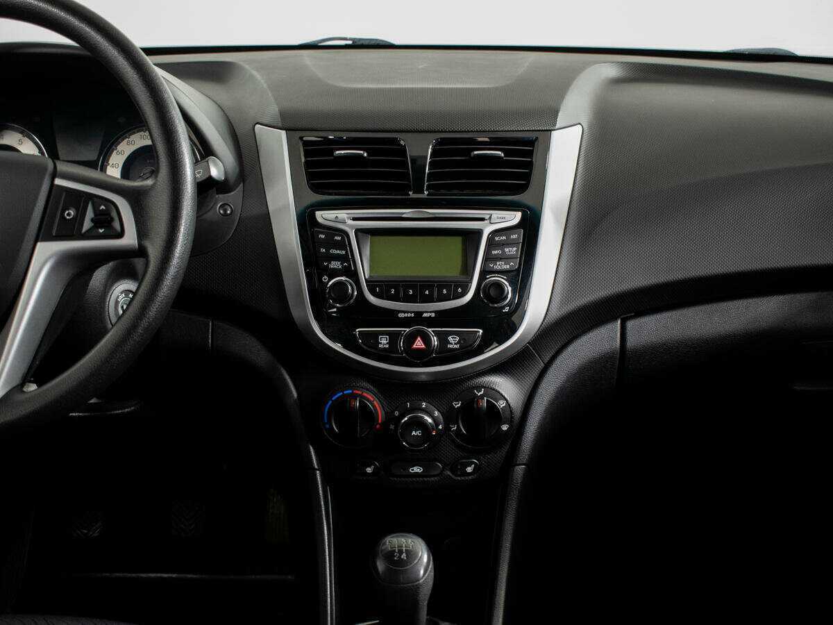 Hyundai Solaris с пробегом — 2012 год. Фото: #10