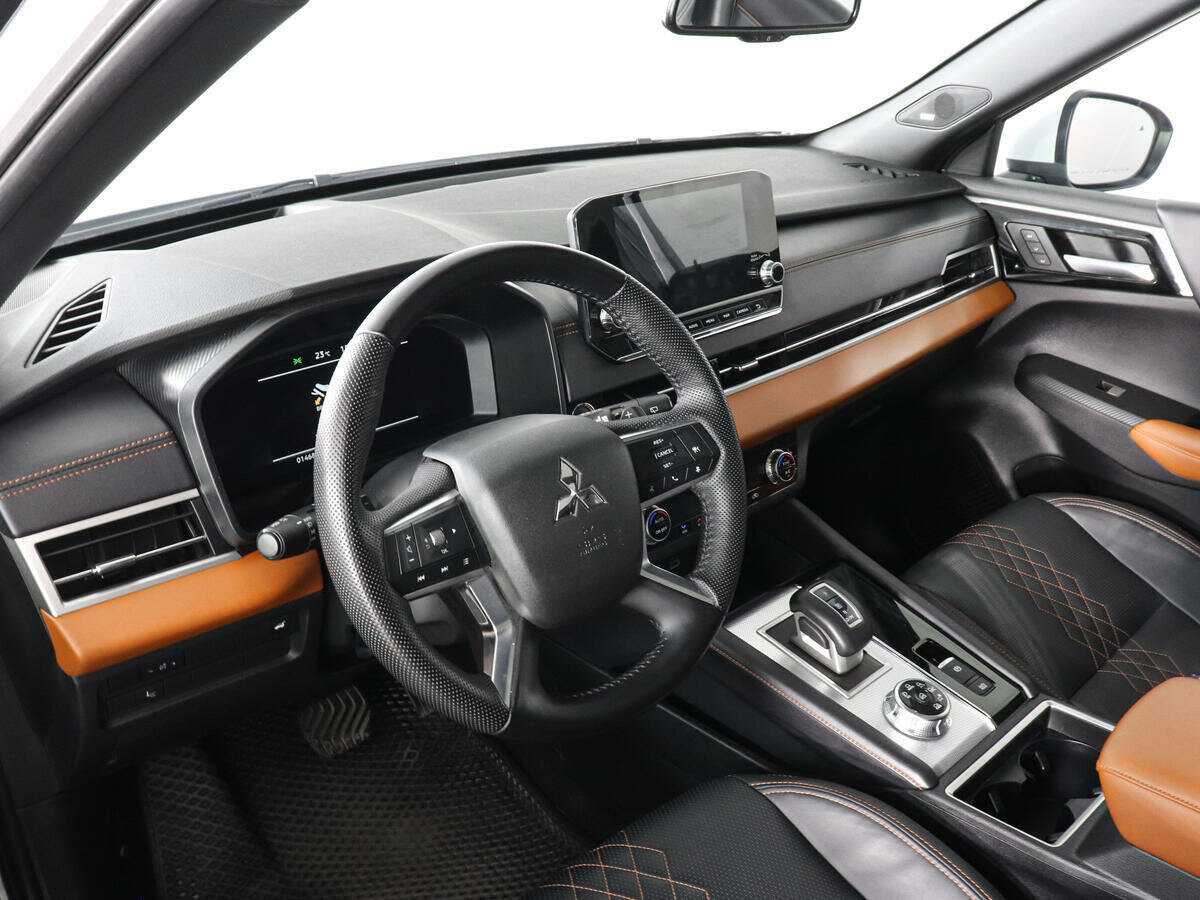 Mitsubishi Outlander с пробегом — 2023 год. Фото: #8