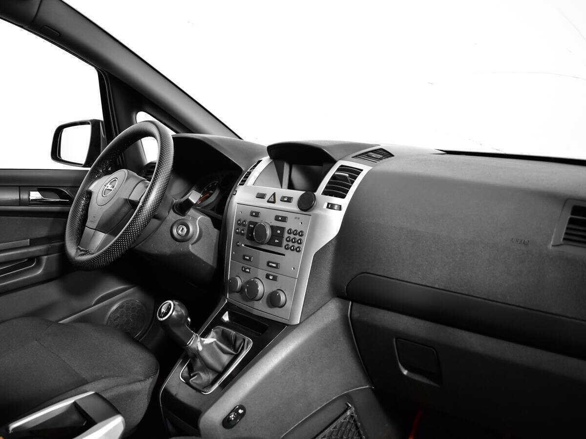 Opel Zafira с пробегом — 2011 год. Фото: #8
