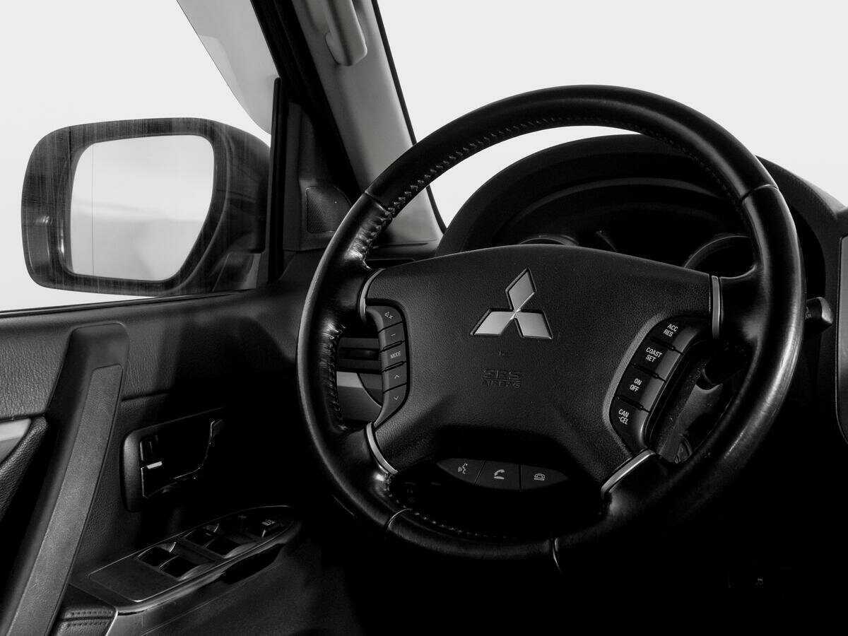Mitsubishi Pajero с пробегом — 2017 год. Фото: #13