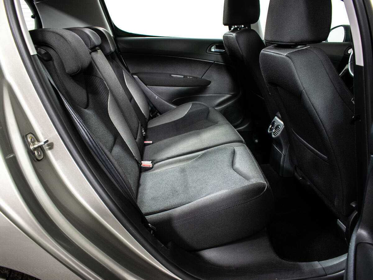 Peugeot 308 с пробегом — 2010 год. Фото: #9