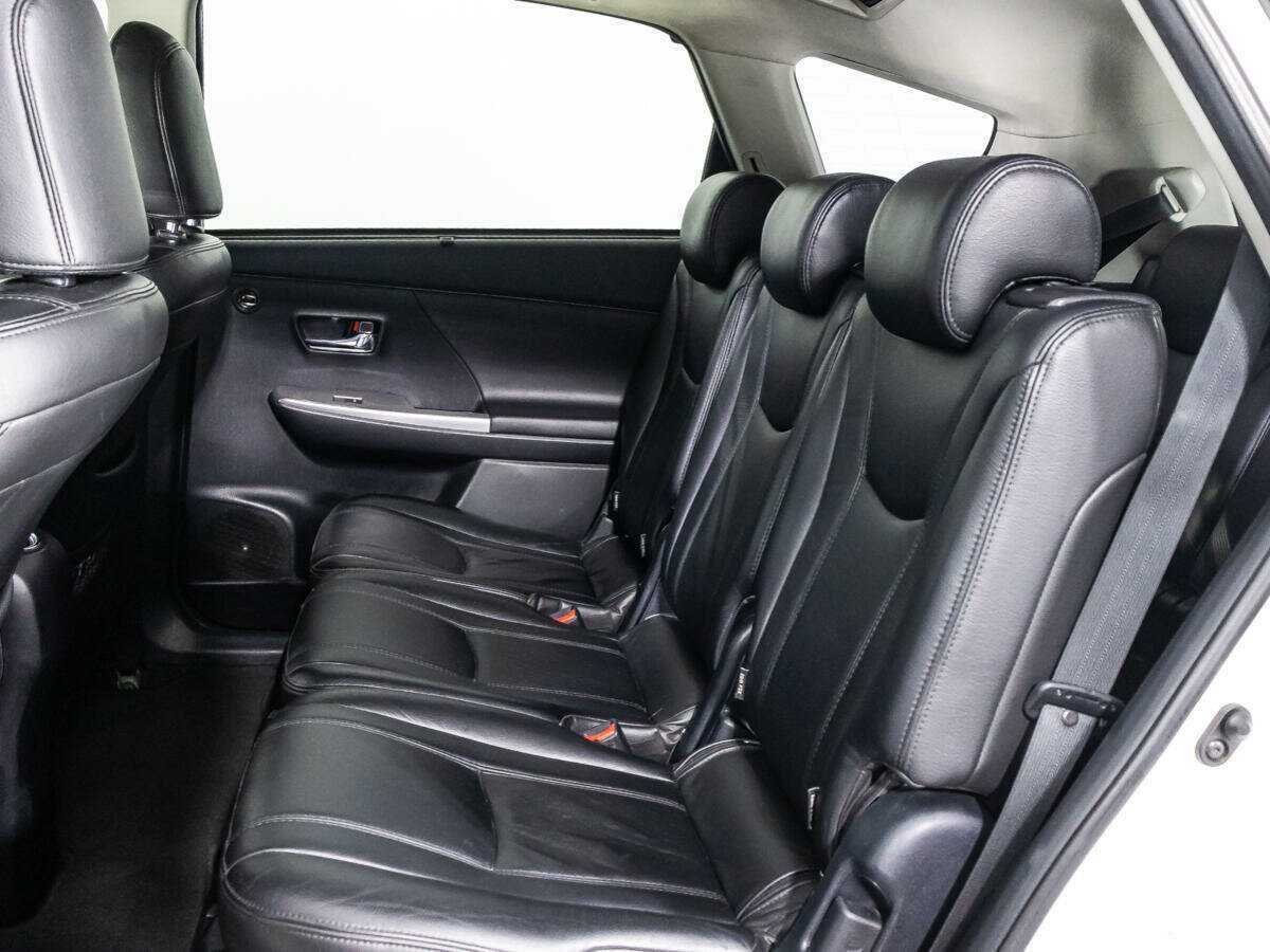 Toyota Prius v (+) с пробегом — 2015 год. Фото: #9