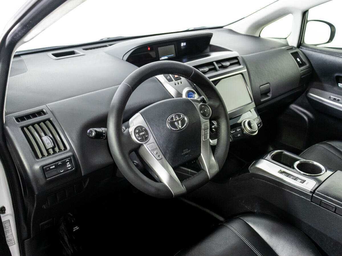 Toyota Prius v (+) с пробегом — 2015 год. Фото: #10