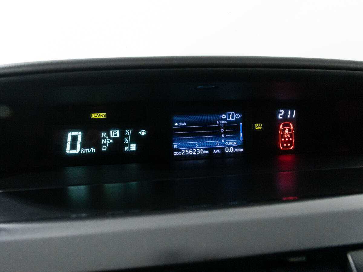 Toyota Prius v (+) с пробегом — 2015 год. Фото: #11