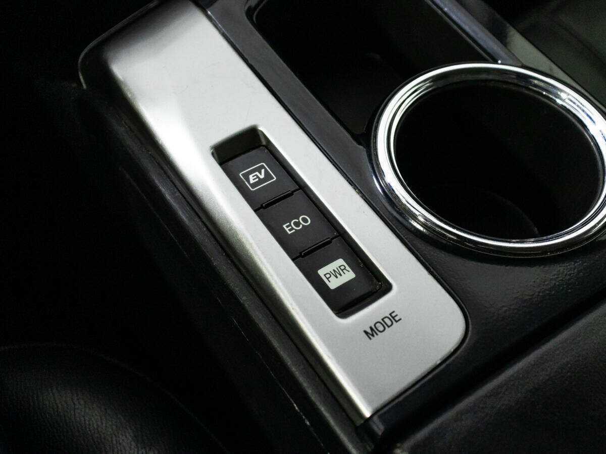 Toyota Prius v (+) с пробегом — 2015 год. Фото: #18