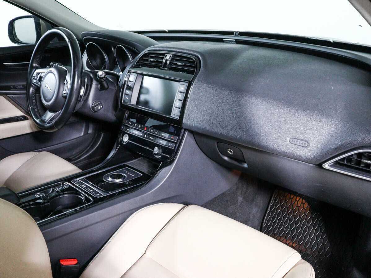 Jaguar XE с пробегом — 2017 год. Фото: #8