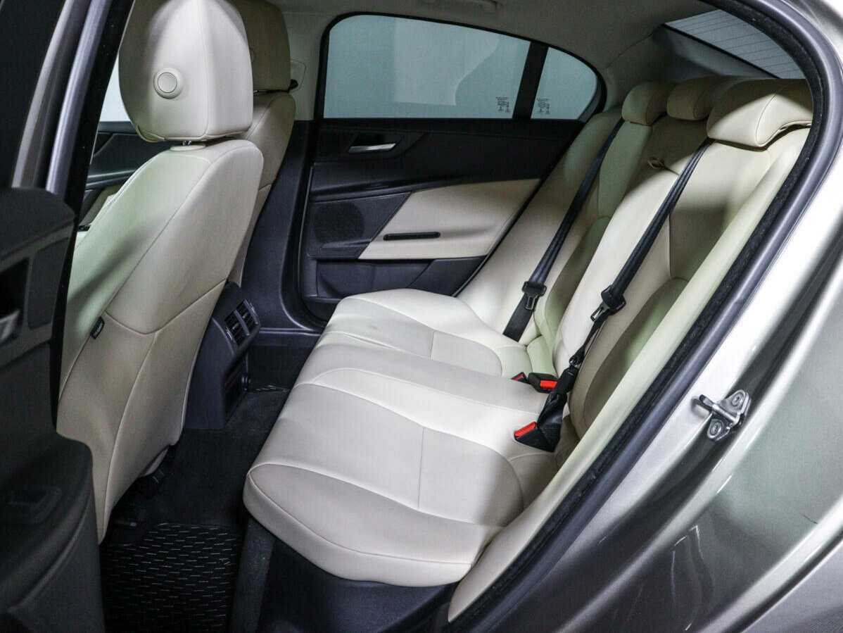 Jaguar XE с пробегом — 2017 год. Фото: #9