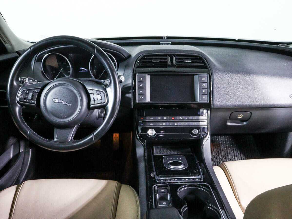 Jaguar XE с пробегом — 2017 год. Фото: #11