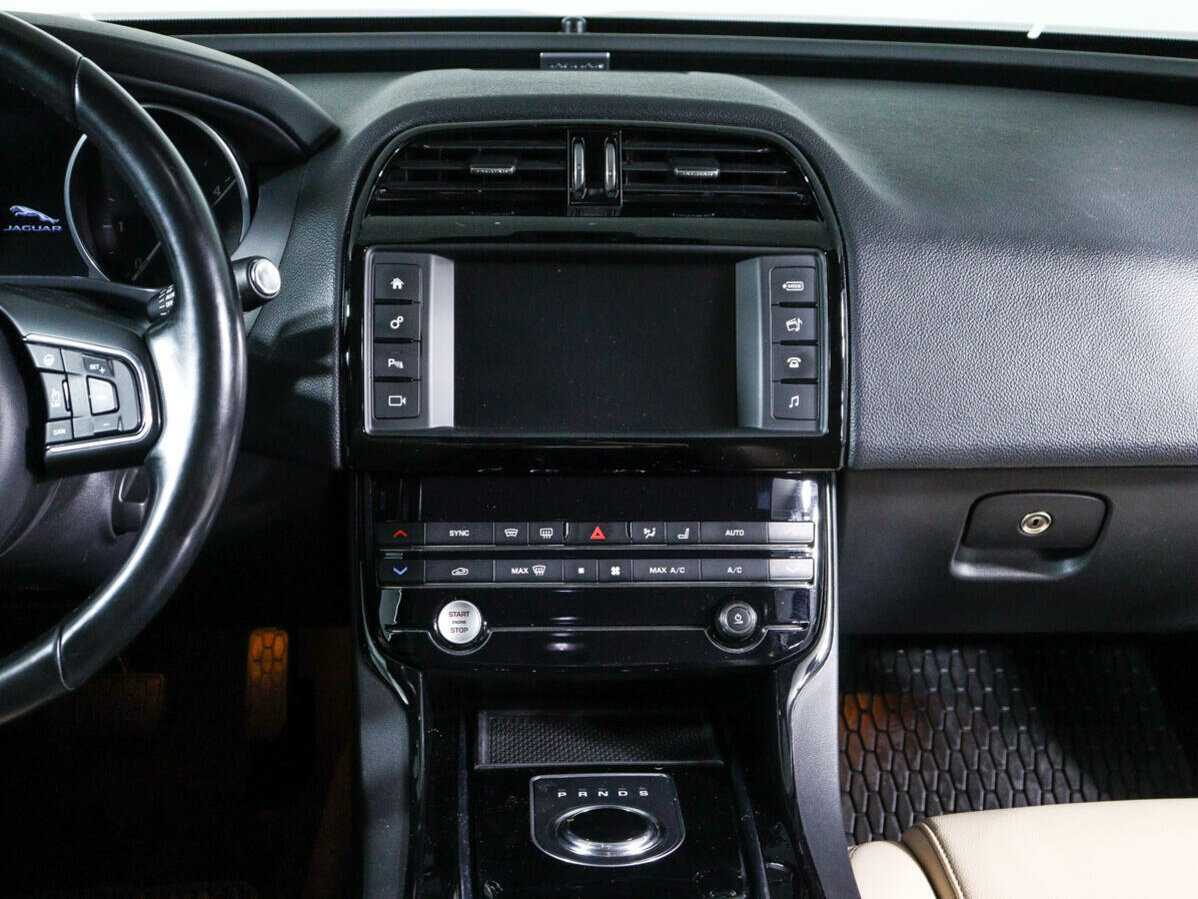 Jaguar XE с пробегом — 2017 год. Фото: #12