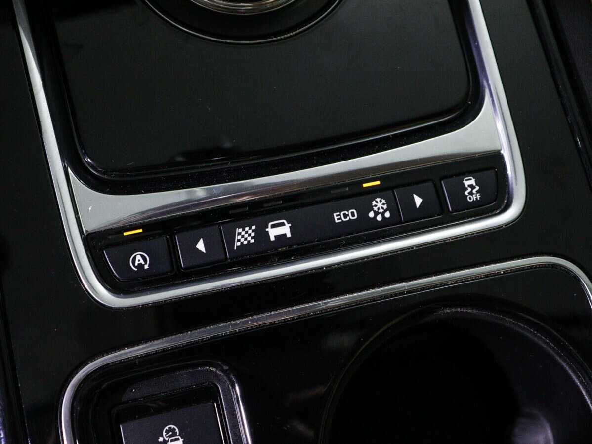 Jaguar XE с пробегом — 2017 год. Фото: #17