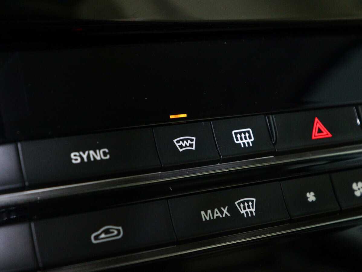 Jaguar XE с пробегом — 2017 год. Фото: #21