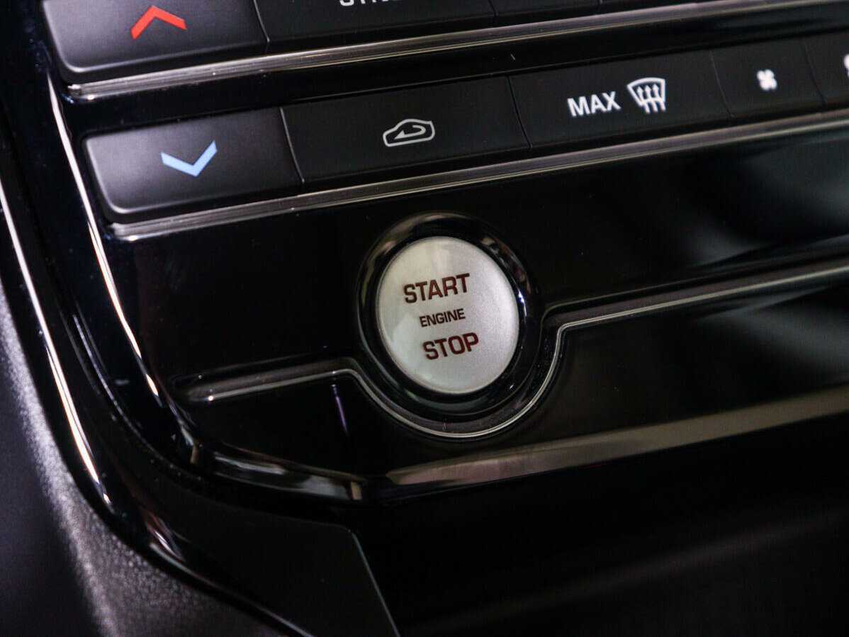 Jaguar XE с пробегом — 2017 год. Фото: #22