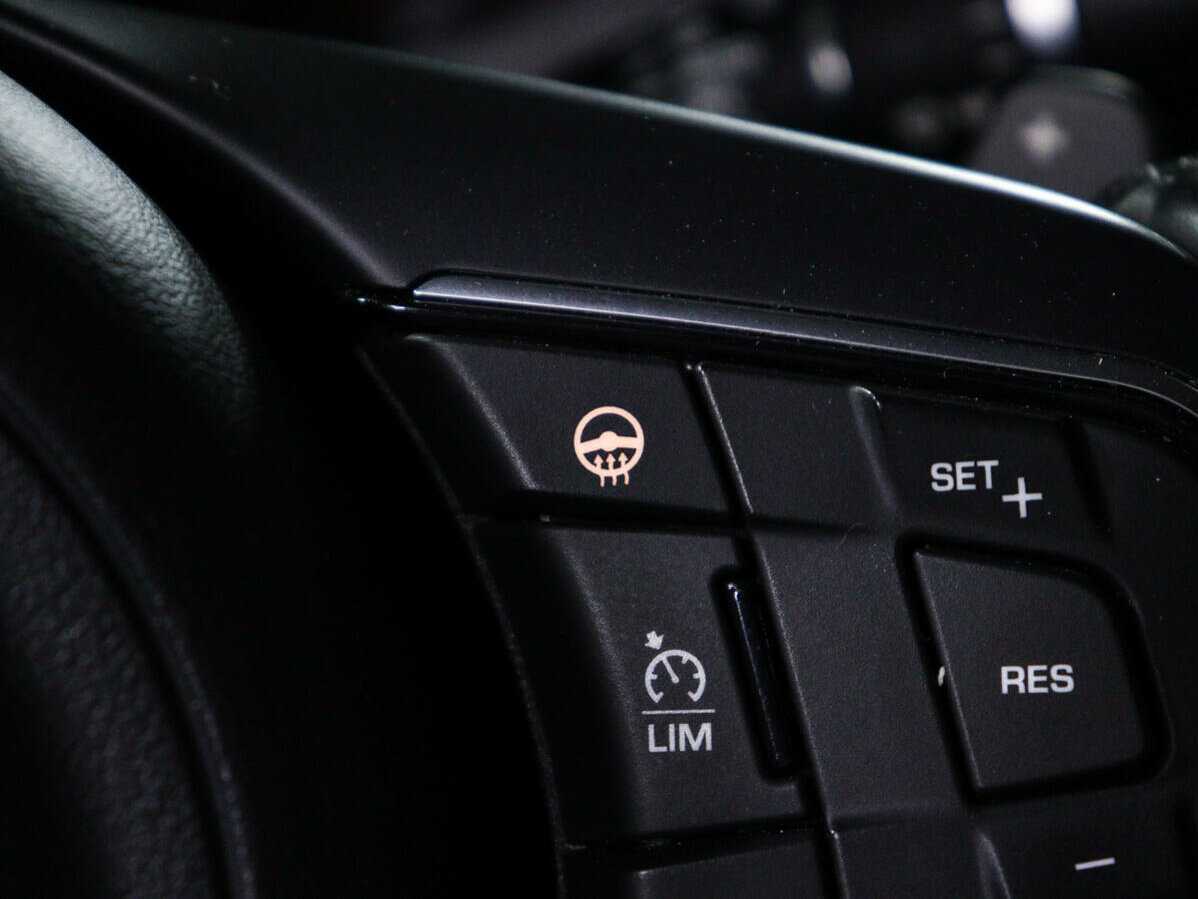 Jaguar XE с пробегом — 2017 год. Фото: #23