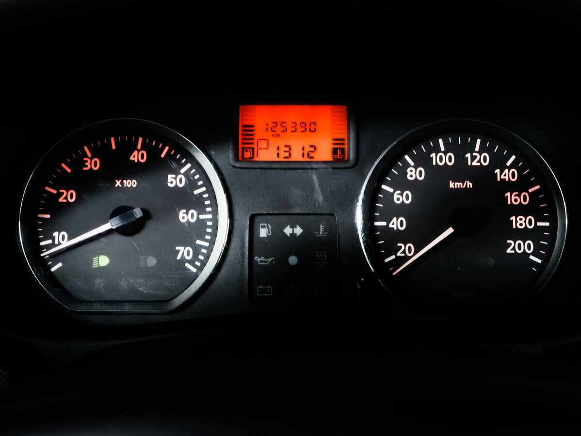 Renault Sandero с пробегом — 2013 год. Фото: #9