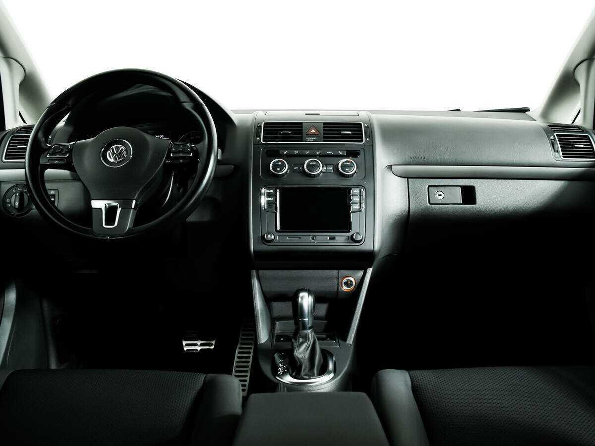 Volkswagen Touran с пробегом — 2013 год. Фото: #10