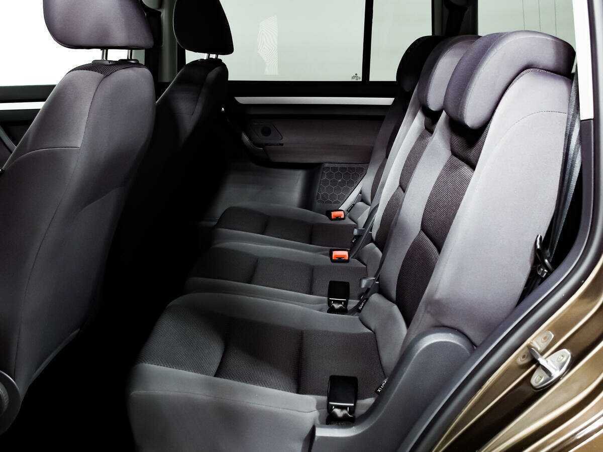 Volkswagen Touran с пробегом — 2013 год. Фото: #11