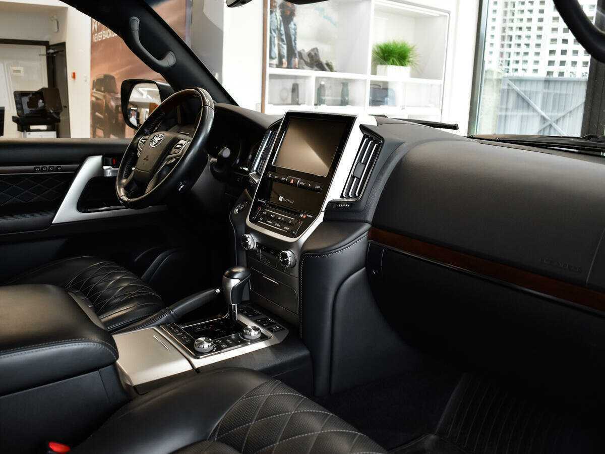 Toyota Land Cruiser с пробегом — 2017 год. Фото: #6