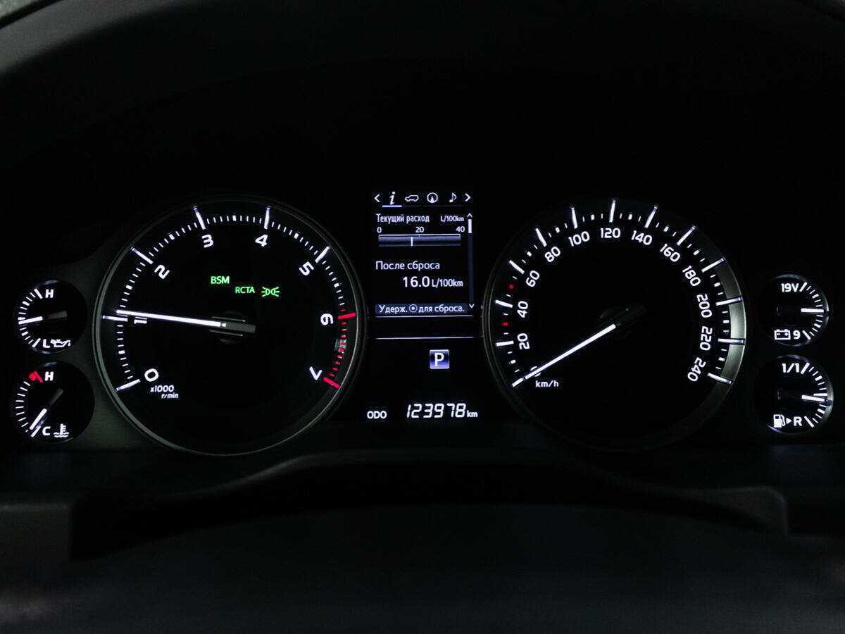 Toyota Land Cruiser с пробегом — 2015 год. Фото: #11