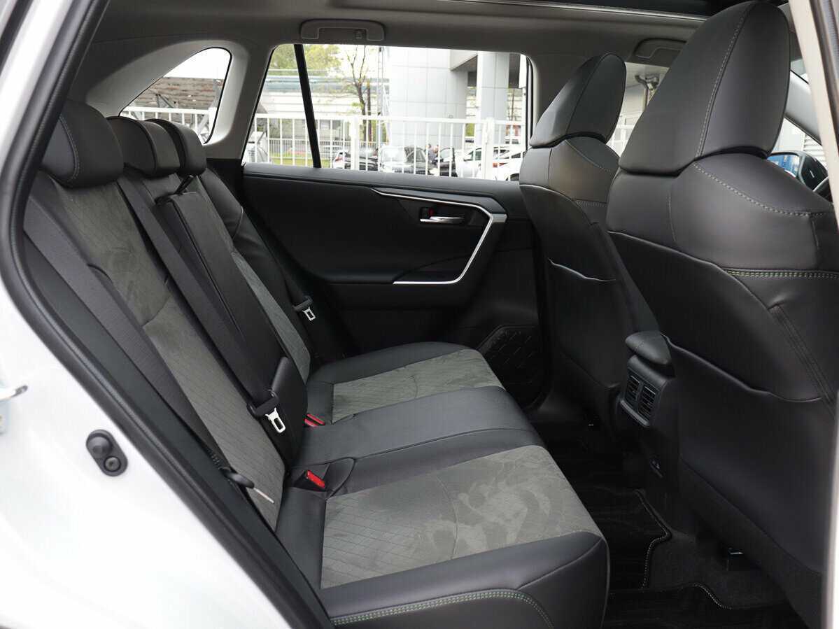 Toyota RAV4 с пробегом — 2024 год. Фото: #21