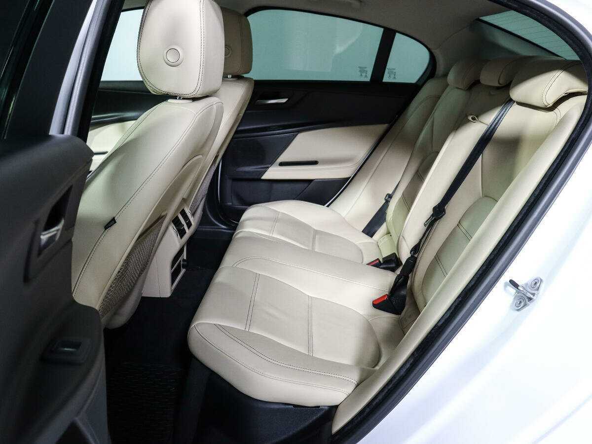 Jaguar XE с пробегом — 2015 год. Фото: #6