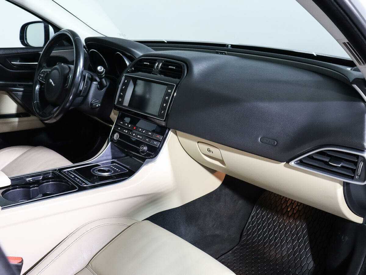Jaguar XE с пробегом — 2015 год. Фото: #7