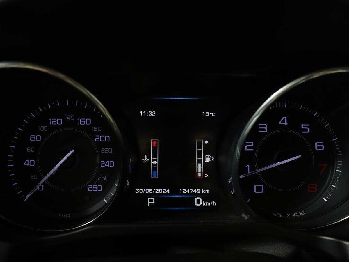 Jaguar XE с пробегом — 2015 год. Фото: #8