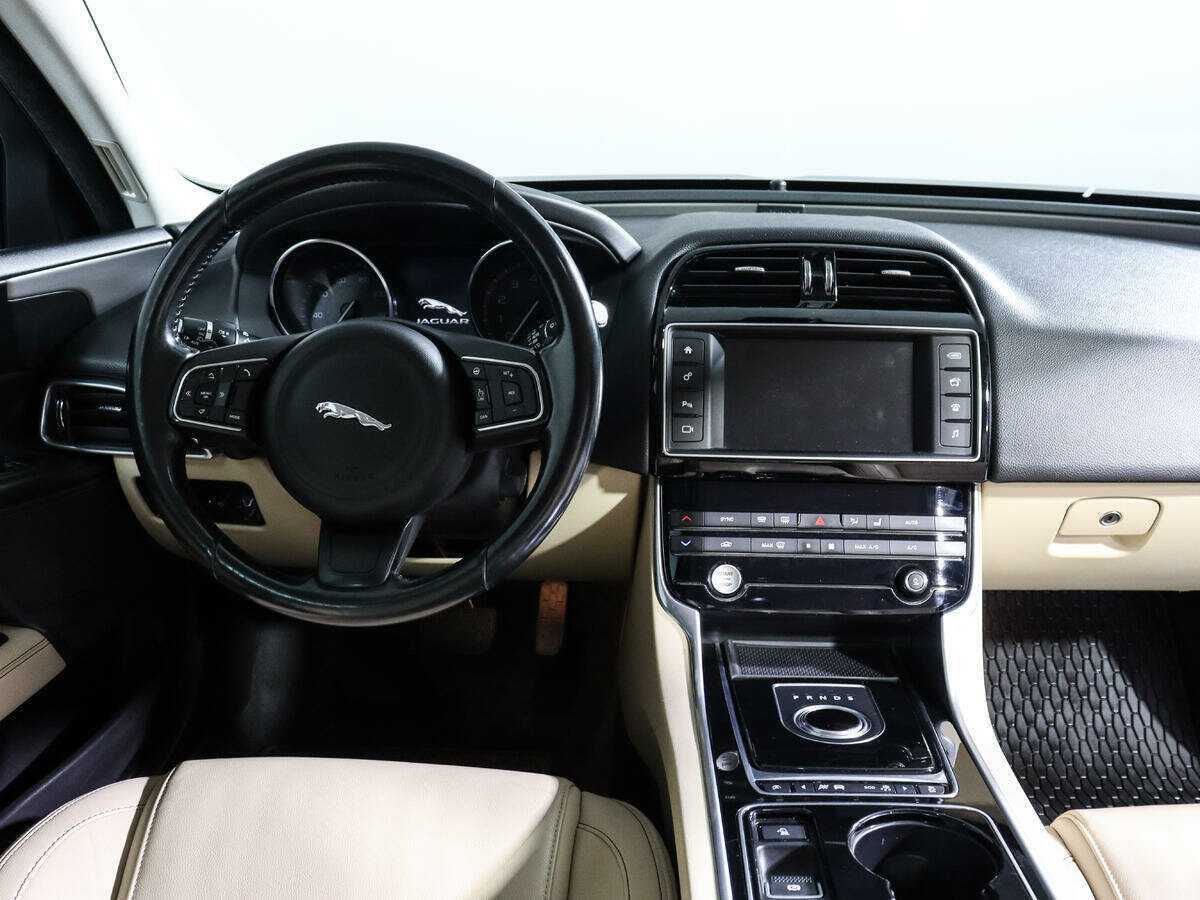 Jaguar XE с пробегом — 2015 год. Фото: #9