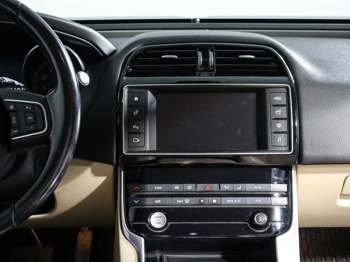 Jaguar XE с пробегом — 2015 год. Фото: #10