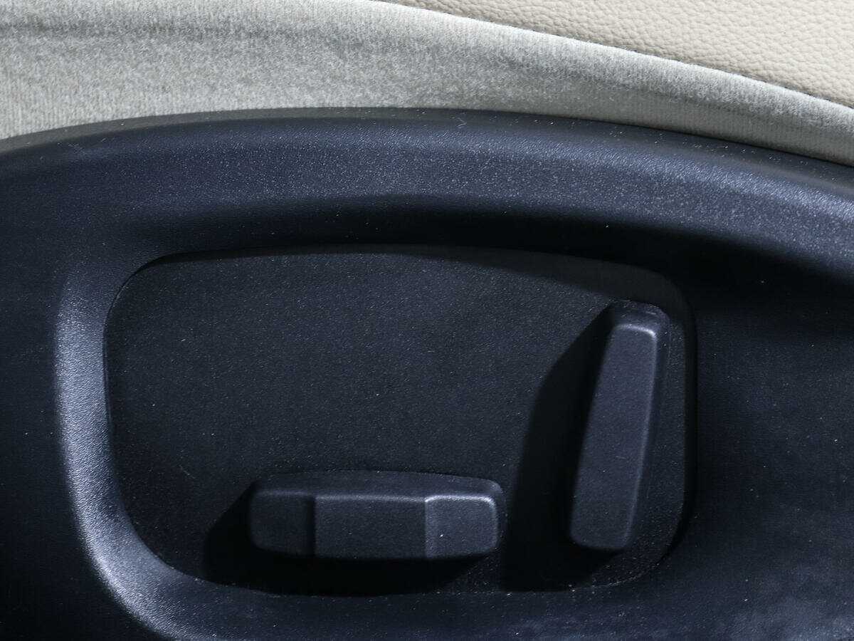 Jaguar XE с пробегом — 2015 год. Фото: #12