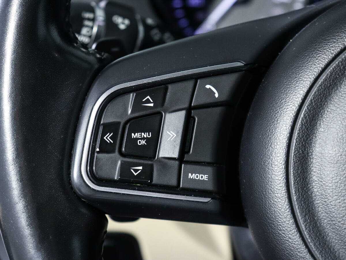 Jaguar XE с пробегом — 2015 год. Фото: #13