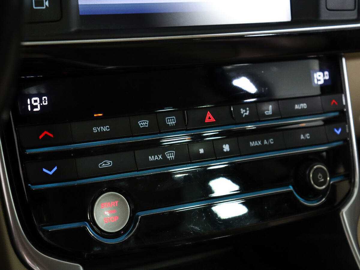 Jaguar XE с пробегом — 2015 год. Фото: #15