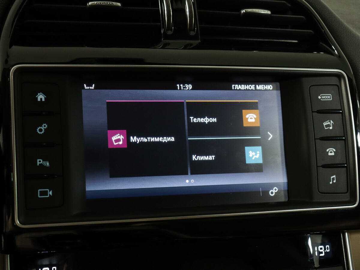 Jaguar XE с пробегом — 2015 год. Фото: #16