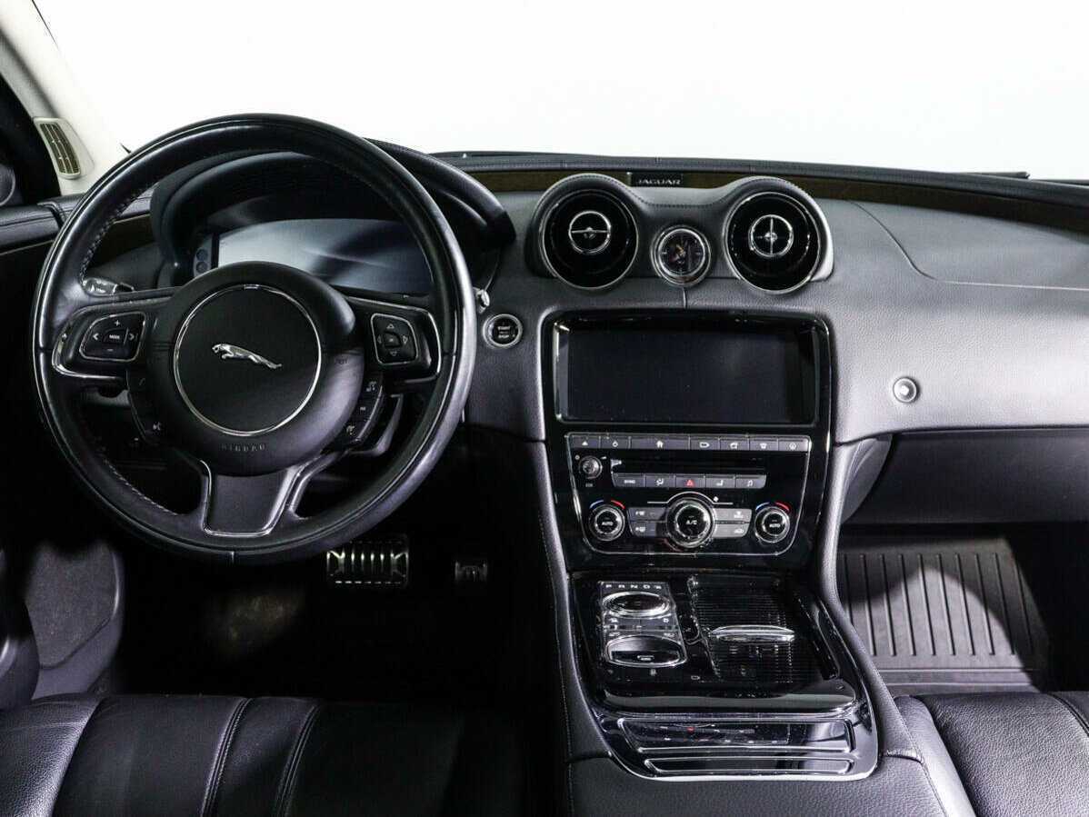 Jaguar XJ с пробегом — 2018 год. Фото: #11