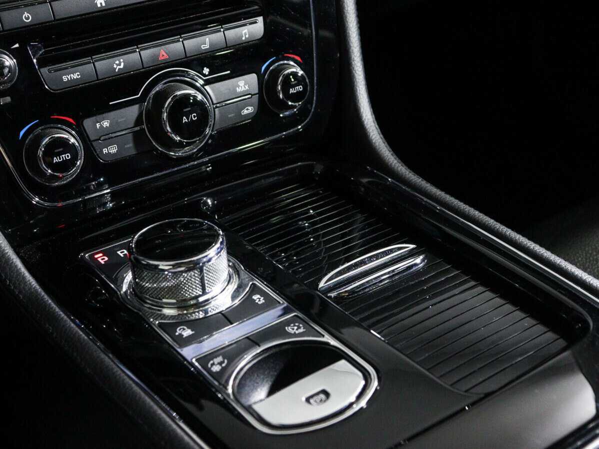Jaguar XJ с пробегом — 2018 год. Фото: #20