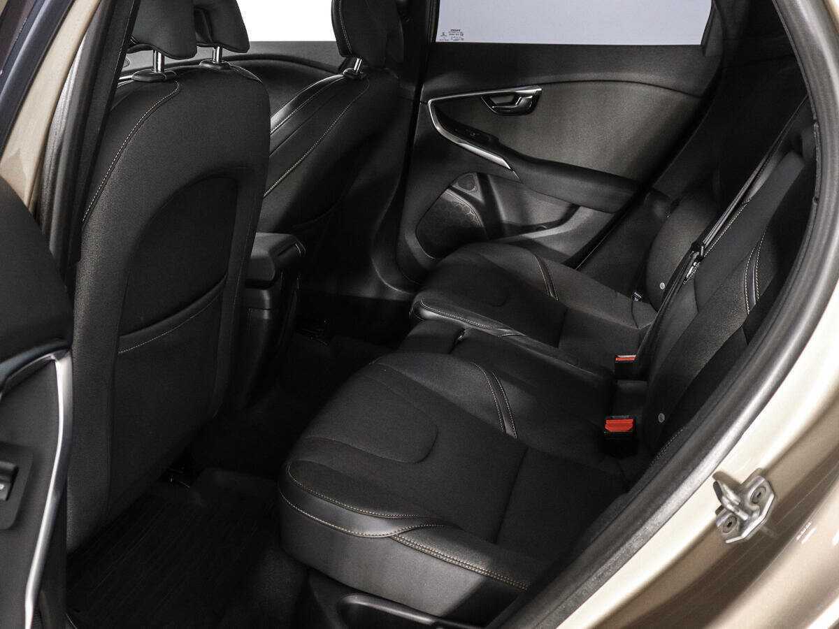 Volvo V40 Cross Country с пробегом — 2014 год. Фото: #9