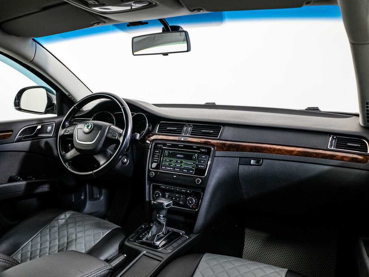 Skoda Superb с пробегом — 2011 год. Фото: #8