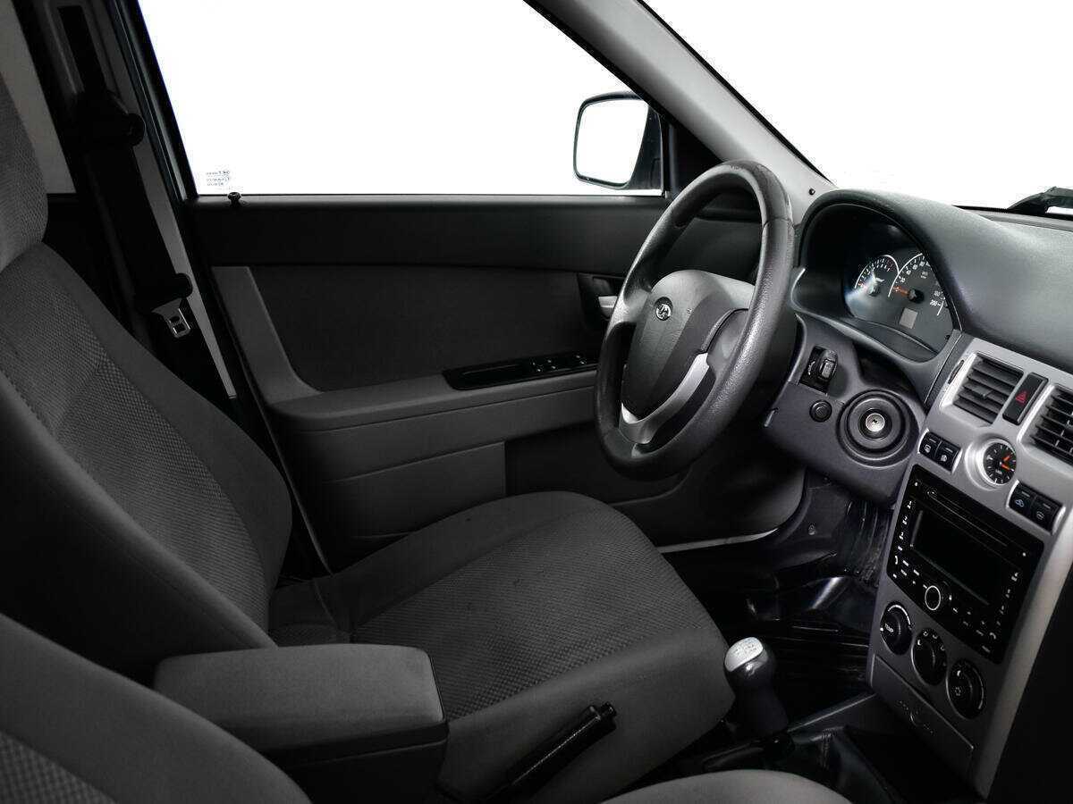 Lada (ВАЗ) Priora с пробегом — 2012 год. Фото: #8